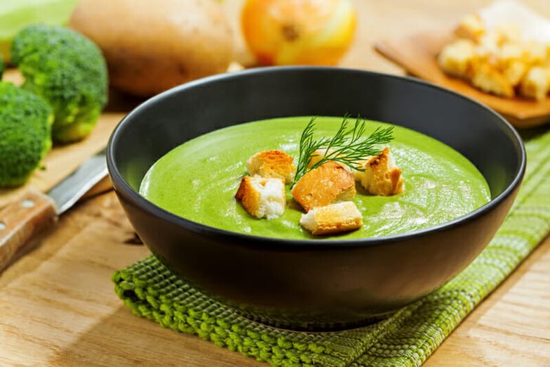 Broccoli cream soup in the nutritional menu for weight loss