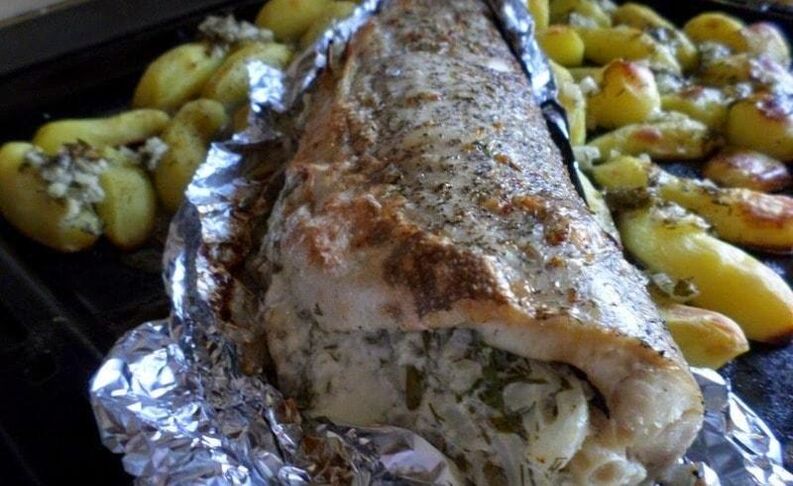 A delicious lunch option for pancreatitis is pike perch baked in foil