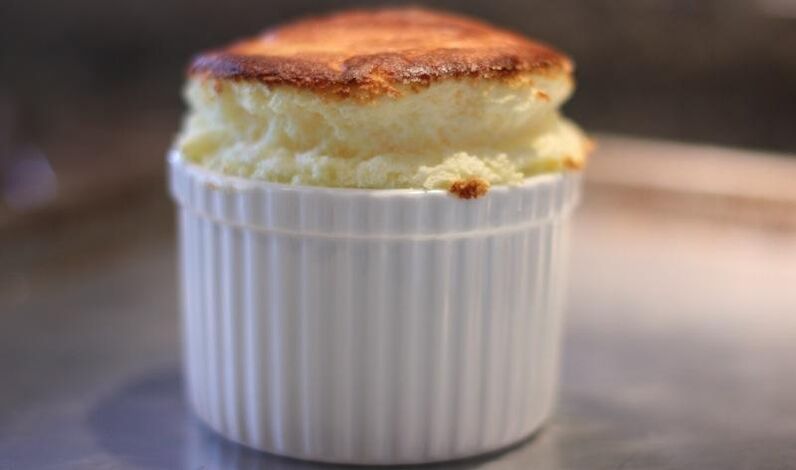 Soufflé from cheese and apples - a dietary dessert for pancreatitis